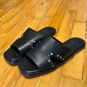 Charlotte Stone size 9, slides